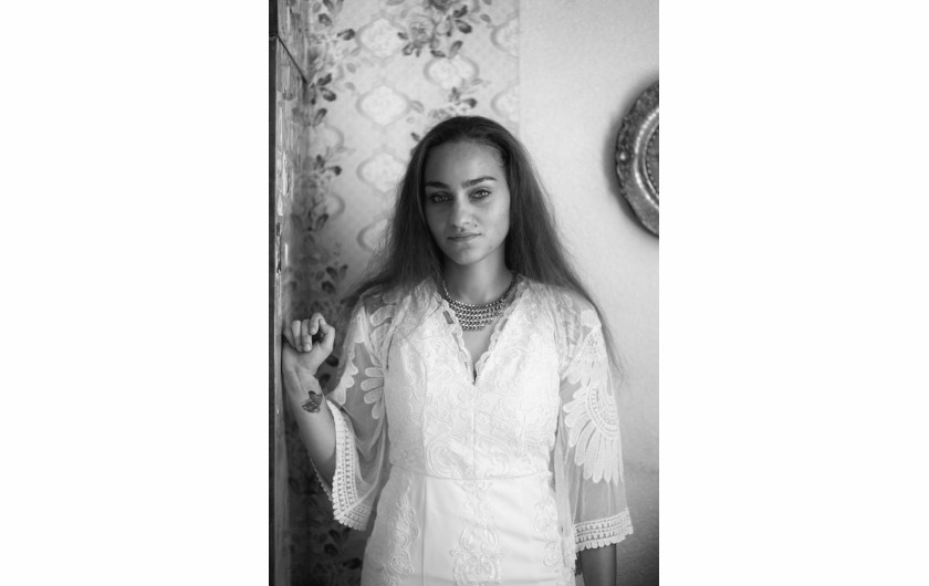 Fot. Katarzyna Piechowicz, „Romni”. W Polsce żyją cztery grupy Romów: Polska Roma, Bergitka Roma, Lowarzy i Kełderasze. Szacuje się, że jest ich obecnie 20–25 tys. osób, co czyni ich jedną z czterech głównych mniejszości. Pomimo ich znaczącej obecności ostatnie badania pokazują, że Romowie pozostają jedną z najbardziej nielubianych, zmarginalizowanych, a jednocześnie najmniej znanych grup etnicznych.1. nagroda w kat. Documentary Project / Grand Press Photo 2025