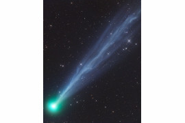 fot. Gerald Rhemann, "The Exceptionally Active Ion Tail of Comet-2020F8-SWAN" / Astronomy Photographer of the Year 2021