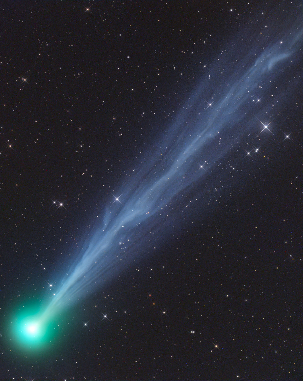 fot. Gerald Rhemann, "The Exceptionally Active Ion Tail of Comet-2020F8-SWAN" / Astronomy Photographer of the Year 2021