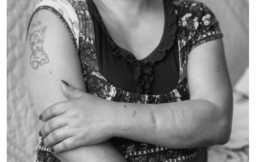Fot. Katarzyna Piechowicz, „Romni”. W Polsce żyją cztery grupy Romów: Polska Roma, Bergitka Roma, Lowarzy i Kełderasze. Szacuje się, że jest ich obecnie 20–25 tys. osób, co czyni ich jedną z czterech głównych mniejszości. Pomimo ich znaczącej obecności ostatnie badania pokazują, że Romowie pozostają jedną z najbardziej nielubianych, zmarginalizowanych, a jednocześnie najmniej znanych grup etnicznych.1. nagroda w kat. Documentary Project / Grand Press Photo 2025