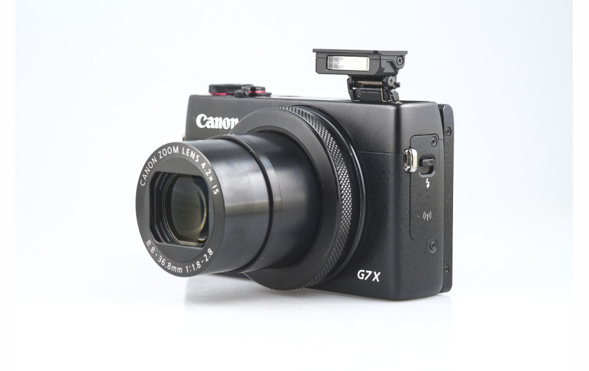 Canon PowerShot G7 X - aparat z wysuniętym obiektywem i lampą błyskową