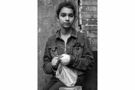 Fot. Katarzyna Piechowicz, „Romni”. W Polsce żyją cztery grupy Romów: Polska Roma, Bergitka Roma, Lowarzy i Kełderasze. Szacuje się, że jest ich obecnie 20–25 tys. osób, co czyni ich jedną z czterech głównych mniejszości. Pomimo ich znaczącej obecności ostatnie badania pokazują, że Romowie pozostają jedną z najbardziej nielubianych, zmarginalizowanych, a jednocześnie najmniej znanych grup etnicznych.<br></br><br></br>1. nagroda w kat. Documentary Project / Grand Press Photo 2025