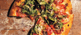 Pizza, stromboli i ciągnący się ser, czyli oświetlenie w fotografii kulinarnej