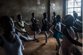 fot. Frederik Lerneryd, z cyklu "Slum Ballet", 1 miejsce w kategorii Współczesność, SWPA 2018

Zajęcia z baletu są jedną z form działalności fundacji, Annos Africa i One Fine Days na terenie kenijskich slamsów. Taniec ma być sposobem na wyrażenie uczuć i zbudowanie pewności siebie dla młodych osób. Dzięki zajęciom, niektóre z dzieci miały szansę przenieść się do szkoły z internatem w bogatszych dzielnicach i kilka razy w tygodniu tańczą w studio Dance Center Kenya. Dzięki pasji mogły wyrwać się z trudnych warunków swoich dzielnic. 