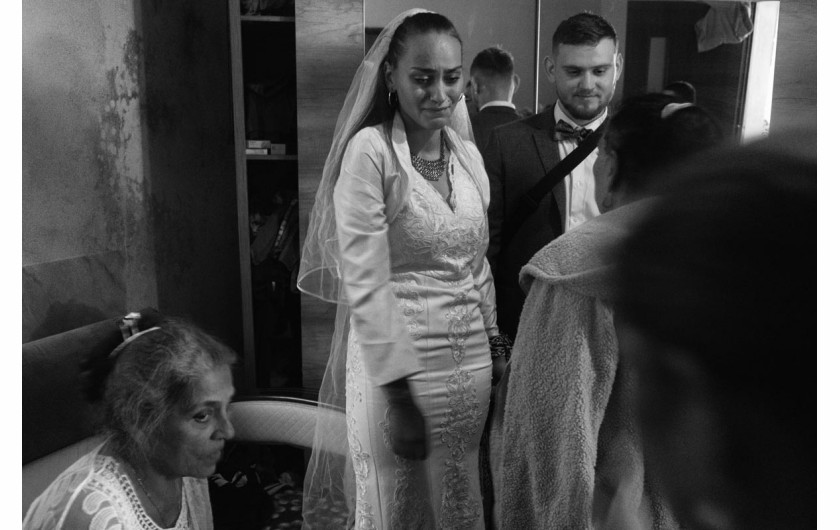 Fot. Katarzyna Piechowicz, „Romni”. W Polsce żyją cztery grupy Romów: Polska Roma, Bergitka Roma, Lowarzy i Kełderasze. Szacuje się, że jest ich obecnie 20–25 tys. osób, co czyni ich jedną z czterech głównych mniejszości. Pomimo ich znaczącej obecności ostatnie badania pokazują, że Romowie pozostają jedną z najbardziej nielubianych, zmarginalizowanych, a jednocześnie najmniej znanych grup etnicznych.1. nagroda w kat. Documentary Project / Grand Press Photo 2025