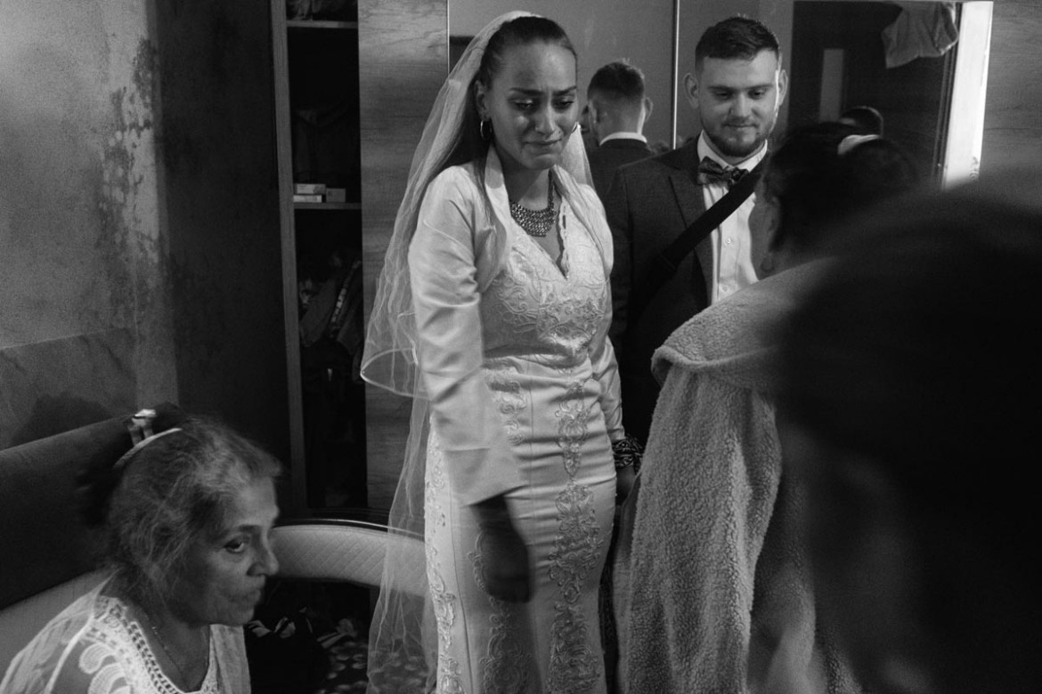 Fot. Katarzyna Piechowicz, „Romni”. W Polsce żyją cztery grupy Romów: Polska Roma, Bergitka Roma, Lowarzy i Kełderasze. Szacuje się, że jest ich obecnie 20–25 tys. osób, co czyni ich jedną z czterech głównych mniejszości. Pomimo ich znaczącej obecności ostatnie badania pokazują, że Romowie pozostają jedną z najbardziej nielubianych, zmarginalizowanych, a jednocześnie najmniej znanych grup etnicznych.<br></br><br></br>1. nagroda w kat. Documentary Project / Grand Press Photo 2025