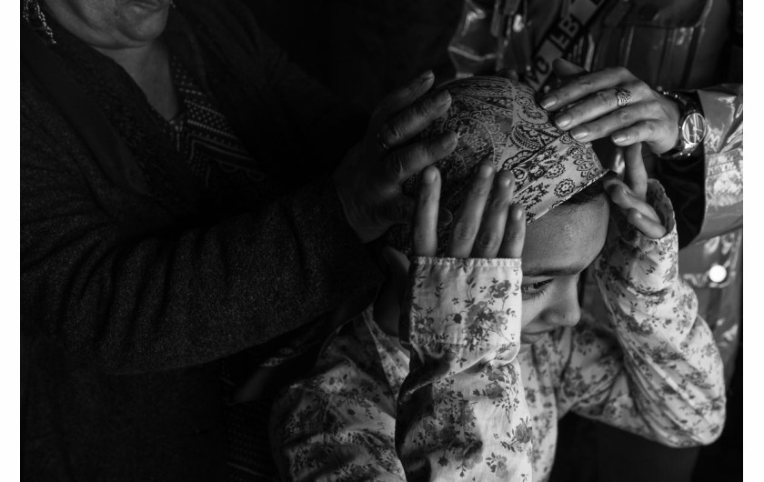 Fot. Katarzyna Piechowicz, „Romni”. W Polsce żyją cztery grupy Romów: Polska Roma, Bergitka Roma, Lowarzy i Kełderasze. Szacuje się, że jest ich obecnie 20–25 tys. osób, co czyni ich jedną z czterech głównych mniejszości. Pomimo ich znaczącej obecności ostatnie badania pokazują, że Romowie pozostają jedną z najbardziej nielubianych, zmarginalizowanych, a jednocześnie najmniej znanych grup etnicznych.1. nagroda w kat. Documentary Project / Grand Press Photo 2025