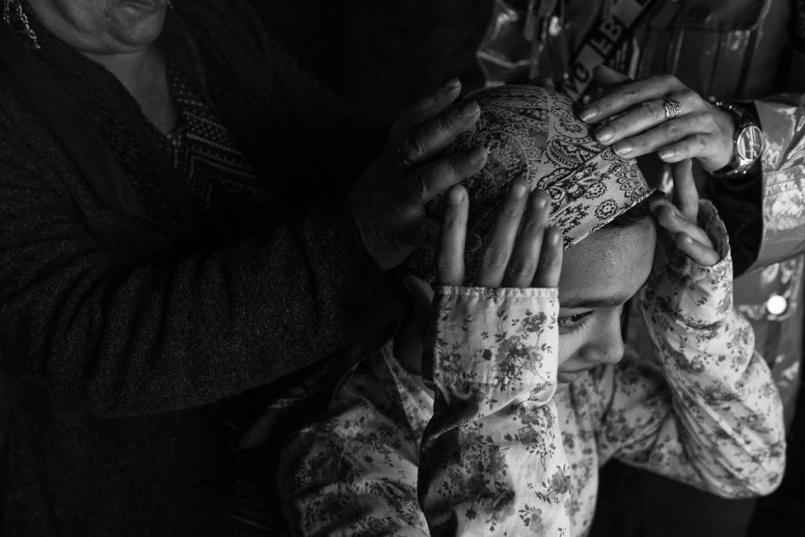 Fot. Katarzyna Piechowicz, „Romni”. W Polsce żyją cztery grupy Romów: Polska Roma, Bergitka Roma, Lowarzy i Kełderasze. Szacuje się, że jest ich obecnie 20–25 tys. osób, co czyni ich jedną z czterech głównych mniejszości. Pomimo ich znaczącej obecności ostatnie badania pokazują, że Romowie pozostają jedną z najbardziej nielubianych, zmarginalizowanych, a jednocześnie najmniej znanych grup etnicznych.<br></br><br></br>1. nagroda w kat. Documentary Project / Grand Press Photo 2025