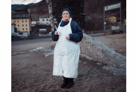 fot. Alfio Tommasini, z cyklu "Via Lactea", 3. miejsce w kategorii Współczesność, SWPA 2018

Cykl śledzi społeczność szwajcarskich mleczarzy w kontekście relacji człowiek-zwierzę i zmieniającej się rzeczywistości.