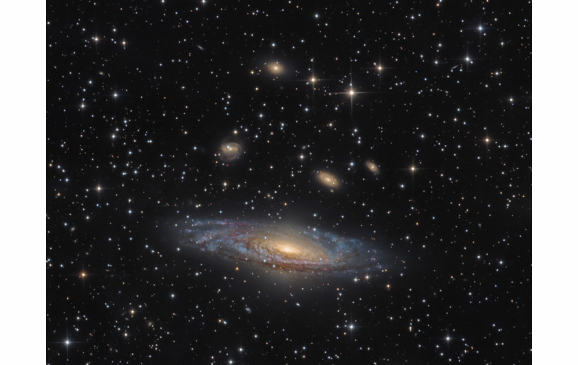 Bernard Miller - II miejsce w kategorii Galaxies, zdjęcie przedstawia NGC 7331 - Grupa Deer Lick (galaktyka spiralna)