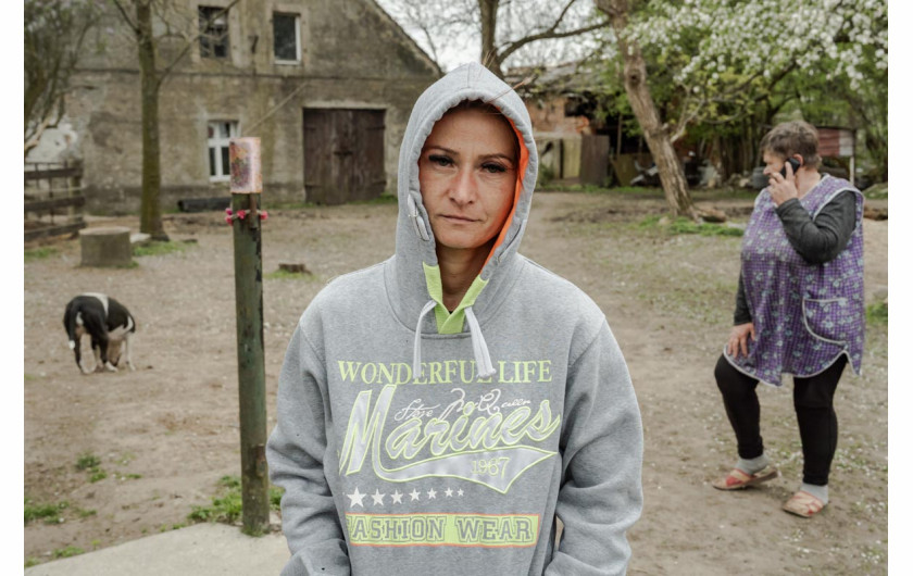 Fot. Marcin Urbanowicz, ,,Falko”. Fundacja Falko i Przyjaciele w Wierzbiu ratuje chore konie i porzucone psy. Działa dzięki zbiórkom internetowym, jednak stale brakuje środków na leczenie i utrzymanie zwierząt. Malwina Sobolewska wraz ze schorowaną matką i kilkoma wolontariuszami opiekuje się obecnie dziesięcioma końmi i jedenastoma psami.2. nagroda w kat. Documentary Project / Grand Press Photo 2025