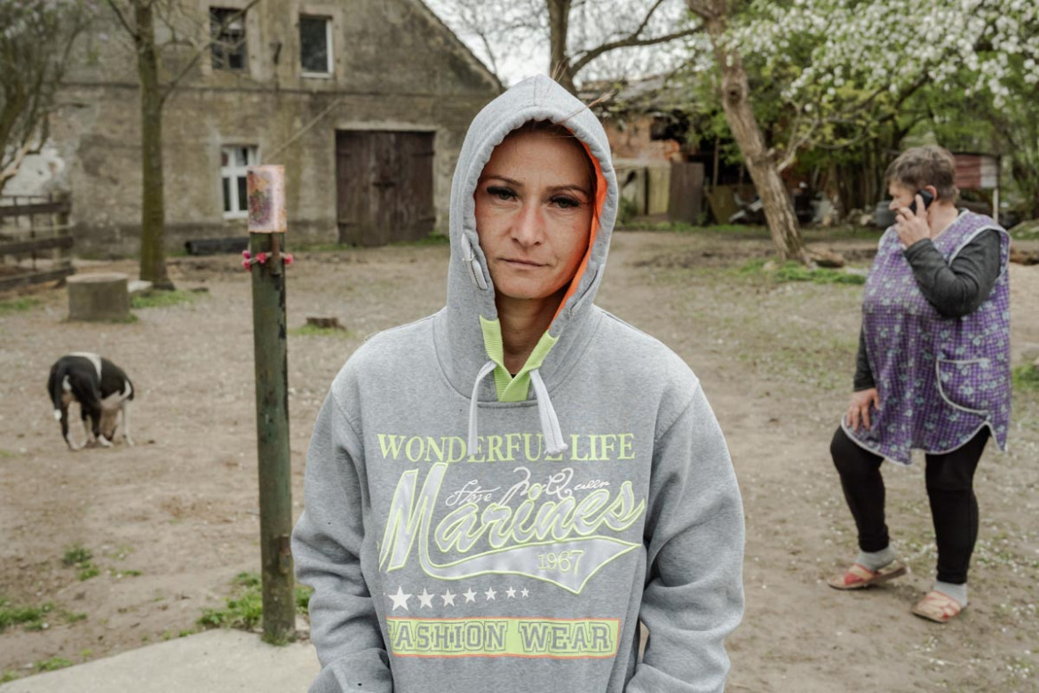 Fot. Marcin Urbanowicz, ,,Falko”. Fundacja Falko i Przyjaciele w Wierzbiu ratuje chore konie i porzucone psy. Działa dzięki zbiórkom internetowym, jednak stale brakuje środków na leczenie i utrzymanie zwierząt. Malwina Sobolewska wraz ze schorowaną matką i kilkoma wolontariuszami opiekuje się obecnie dziesięcioma końmi i jedenastoma psami.<br></br><br></br>2. nagroda w kat. Documentary Project / Grand Press Photo 2025
