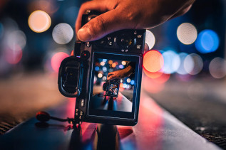 Przeglądamy najlepsze jesienne promocje na sprzęt fotograficzny. Te aparaty i obiektywy kupisz w super cenach