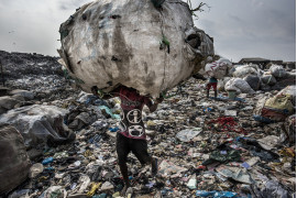 © Kadir van Lohuizen (NOOR Images), "Wasteland" - I miejsce w  kategorii ENVIRONMENT STORIES / Ludzie produkują więcej odpadów niż kiedykolwiek wcześniej. Różnice między systemami gospodarki odpadami udokumentowanymi w latach 2016 i 2017 w Dżakarcie, Tokio, Lagos, Nowym Jorku, São Paulo i Amsterdamie. Zdjęcia obrazują, w jaki sposób społeczeństwa zarządzają - lub niewłaściwie gospodarują - swoimi odpadami.