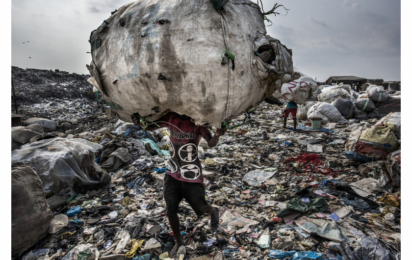 © Kadir van Lohuizen (NOOR Images), Wasteland - I miejsce w  kategorii ENVIRONMENT STORIES / Ludzie produkują więcej odpadów niż kiedykolwiek wcześniej. Różnice między systemami gospodarki odpadami udokumentowanymi w latach 2016 i 2017 w Dżakarcie, Tokio, Lagos, Nowym Jorku, São Paulo i Amsterdamie. Zdjęcia obrazują, w jaki sposób społeczeństwa zarządzają - lub niewłaściwie gospodarują - swoimi odpadami.