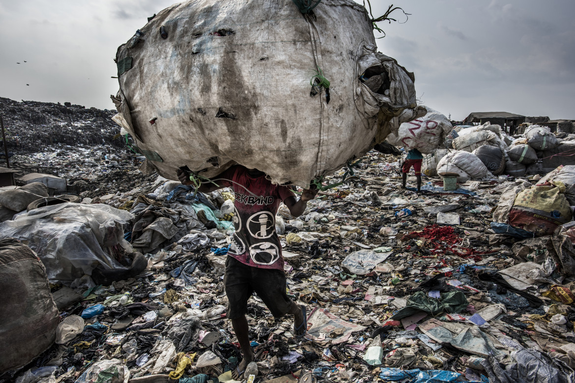 © Kadir van Lohuizen (NOOR Images), "Wasteland" - I miejsce w kategorii ENVIRONMENT STORIES / Ludzie produkują więcej odpadów niż kiedykolwiek wcześniej. Różnice między systemami gospodarki odpadami udokumentowanymi w latach 2016 i 2017 w Dżakarcie, Tokio, Lagos, Nowym Jorku, São Paulo i Amsterdamie. Zdjęcia obrazują, w jaki sposób społeczeństwa zarządzają - lub niewłaściwie gospodarują - swoimi odpadami.