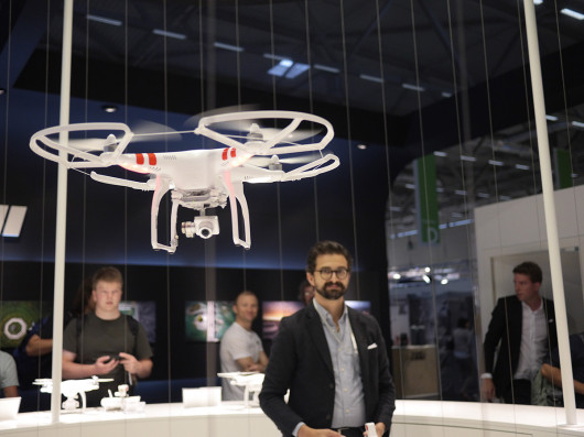 Phantom 2 Vision+ unoszący się na stoisku firmy DJI