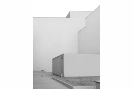 fot. Gianmaria Gava, z cyklu "Buildings", 1. miejsce w kategorii Architektura, SPWA 2018

Autor poszukuje archetypicznych form architektury. Po usunięciu elementów użytkowych, konstrukcje jawią się jako czyste geometryczne kształty, zadając pytanie o funkcję architektury w przestrzeni publicznej i prywatnej.