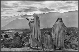 INDIE. Kaszmir. Sringar. 1948. Muzułmańskie kobiety na zboczach wzgórza Hari Parbal, modlące się w stronę słońca, wschodzącego zza Himalajów.  Henri Cartier-Bresson / Magnum Photos / EK Pictures