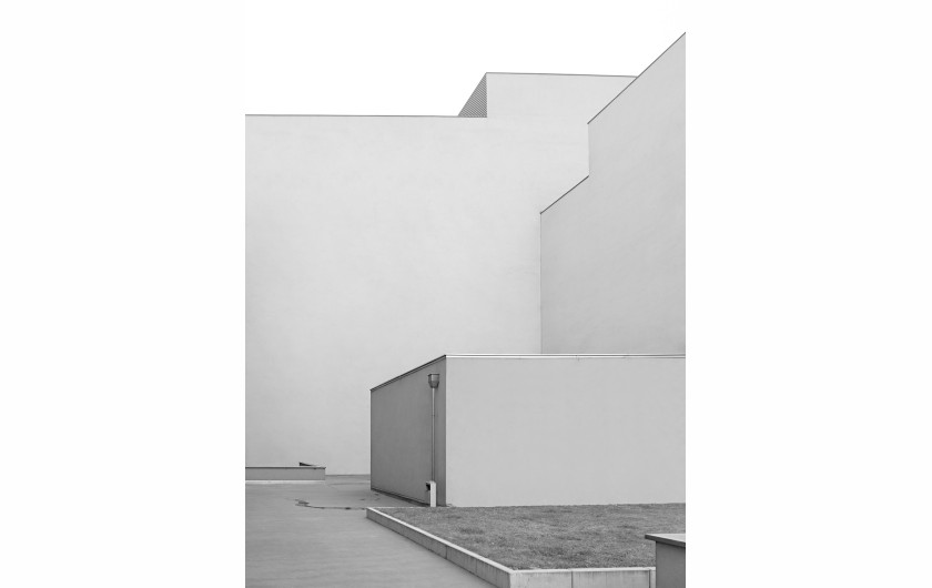 fot. Gianmaria Gava, z cyklu Buildings, 1. miejsce w kategorii Architektura, SPWA 2018

Autor poszukuje archetypicznych form architektury. Po usunięciu elementów użytkowych, konstrukcje jawią się jako czyste geometryczne kształty, zadając pytanie o funkcję architektury w przestrzeni publicznej i prywatnej.