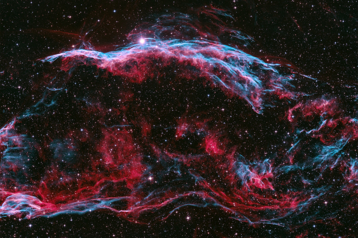 fot. Péter Feltóti,  "Bicolour Veil Nebula" / Astronomy Photographer of the Year 2021