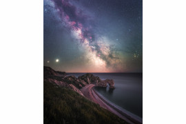 fot. Anthony Sullivan, "Milky Way rising over Durdle Door" / Astronomy Photographer of the Year 2021