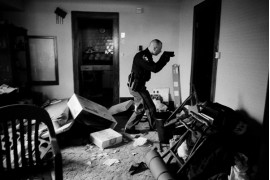 Zdjęcie Roku 2008 Anthony Suau, USA, Time, Kryzys ekonomiczny w USA: eksmisja, detektyw Robert Kole musi przekonać się, że mieszkańcy opuścili swój dom, Cleveland, Ohio, 26 marca