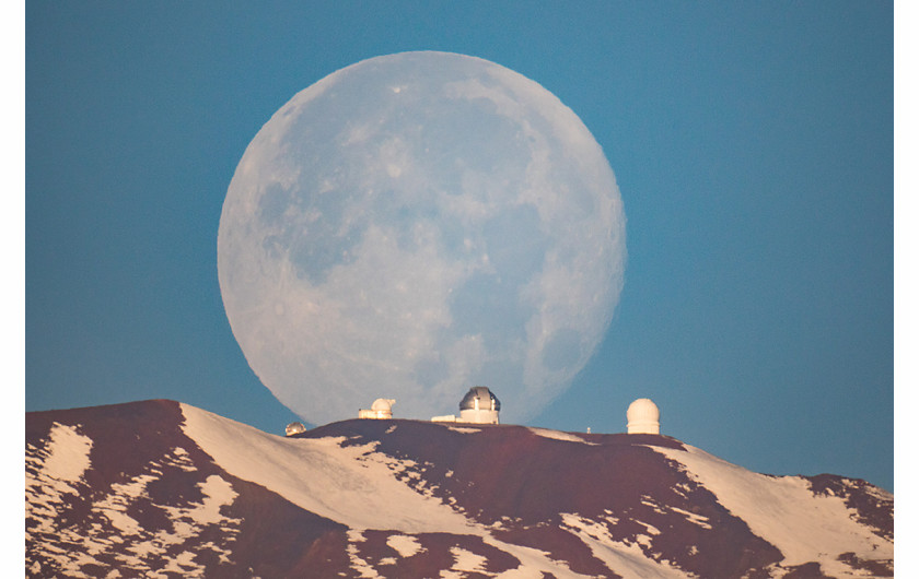 Sean Goebel - I miejsce w kategorii Our Moon, zdjęcie przedstawia wschód księżyca nad obserwatorium na Mauna Kea (najwyższy wulkan archipelagu Hawajów)