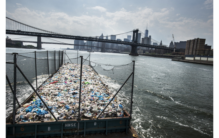 © Kadir van Lohuizen (NOOR Images), Wasteland - I miejsce w  kategorii ENVIRONMENT STORIES / Ludzie produkują więcej odpadów niż kiedykolwiek wcześniej. Różnice między systemami gospodarki odpadami udokumentowanymi w latach 2016 i 2017 w Dżakarcie, Tokio, Lagos, Nowym Jorku, São Paulo i Amsterdamie. Zdjęcia obrazują, w jaki sposób społeczeństwa zarządzają - lub niewłaściwie gospodarują - swoimi odpadami.