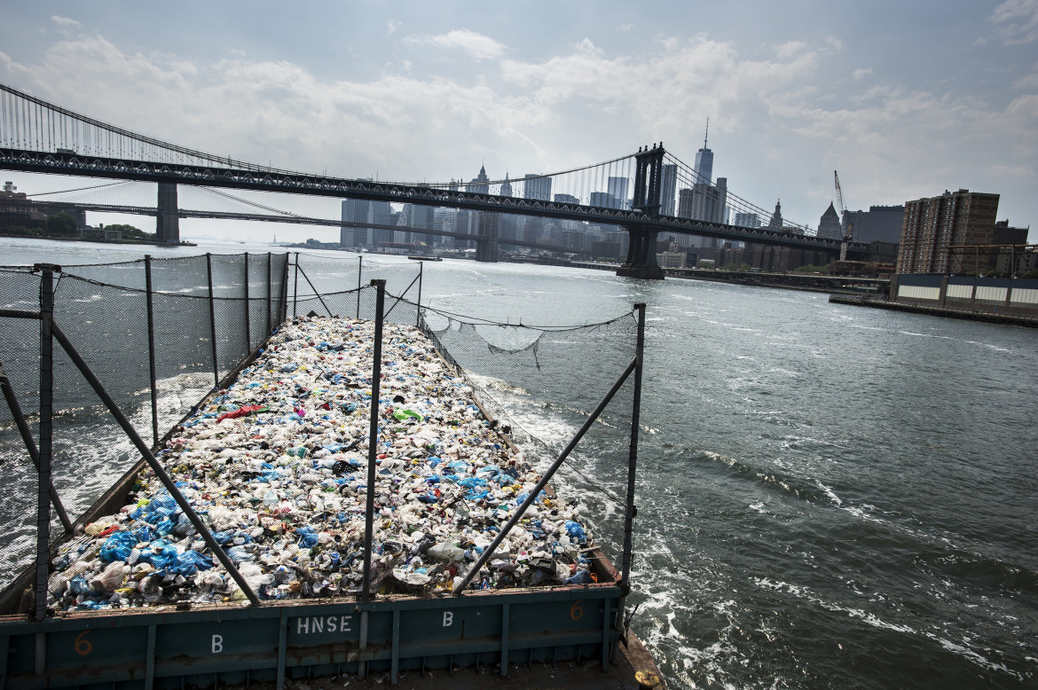© Kadir van Lohuizen (NOOR Images), "Wasteland" - I miejsce w  kategorii ENVIRONMENT STORIES / Ludzie produkują więcej odpadów niż kiedykolwiek wcześniej. Różnice między systemami gospodarki odpadami udokumentowanymi w latach 2016 i 2017 w Dżakarcie, Tokio, Lagos, Nowym Jorku, São Paulo i Amsterdamie. Zdjęcia obrazują, w jaki sposób społeczeństwa zarządzają - lub niewłaściwie gospodarują - swoimi odpadami.