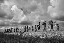 © Kevin Frayer (Getty Images), "Rohingya Refugees Flee Into Bangladesh to Escape Ethnic Cleansing" - II miejsce w kategorii GENERAL NEWS STORIES / "Operacje oczyszczania" przeciwko muzułmanom Rohingya w Birmie prowadzone przez armię birmańską doprowadziły do ucieczki do Bangladeszu setek tysięcy uchodźców. Wielu zginęło podczas próby. W Bangladeszu uchodźcy przebywali w prowizorycznych osiedlach.