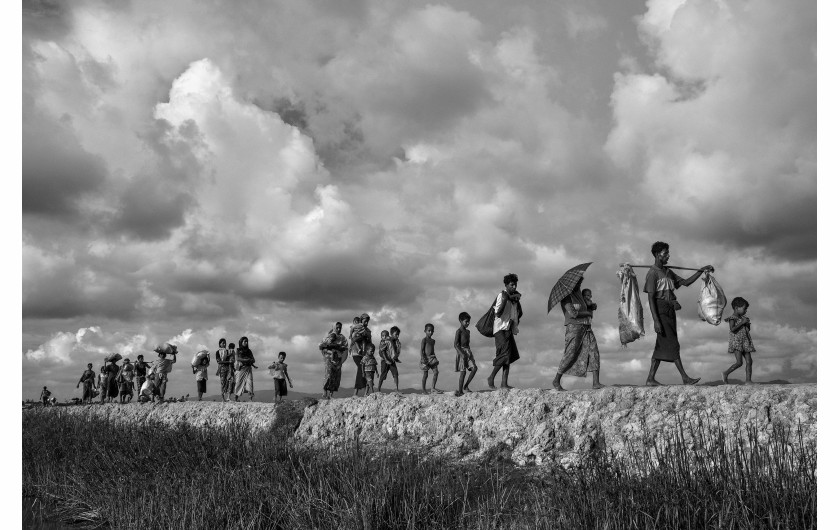 © Kevin Frayer (Getty Images), Rohingya Refugees Flee Into Bangladesh to Escape Ethnic Cleansing - II miejsce w kategorii GENERAL NEWS STORIES / Operacje oczyszczania przeciwko muzułmanom Rohingya w Birmie prowadzone przez armię birmańską doprowadziły do ucieczki do Bangladeszu setek tysięcy uchodźców. Wielu zginęło podczas próby. W Bangladeszu uchodźcy przebywali w prowizorycznych osiedlach.