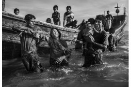 © Kevin Frayer (Getty Images), "Rohingya Refugees Flee Into Bangladesh to Escape Ethnic Cleansing" - II miejsce w kategorii GENERAL NEWS STORIES / "Operacje oczyszczania" przeciwko muzułmanom Rohingya w Birmie prowadzone przez armię birmańską doprowadziły do ucieczki do Bangladeszu setek tysięcy uchodźców. Wielu zginęło podczas próby. W Bangladeszu uchodźcy przebywali w prowizorycznych osiedlach.