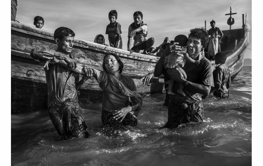 © Kevin Frayer (Getty Images), Rohingya Refugees Flee Into Bangladesh to Escape Ethnic Cleansing - II miejsce w kategorii GENERAL NEWS STORIES / Operacje oczyszczania przeciwko muzułmanom Rohingya w Birmie prowadzone przez armię birmańską doprowadziły do ucieczki do Bangladeszu setek tysięcy uchodźców. Wielu zginęło podczas próby. W Bangladeszu uchodźcy przebywali w prowizorycznych osiedlach.