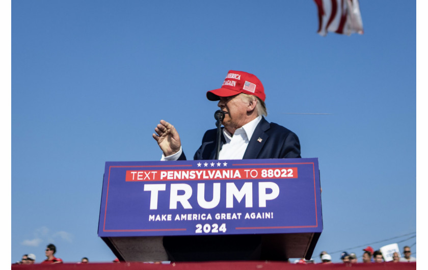 Fot. Doug Mills, The New York Times, Pulitzer Prize in Breaking News Photography 2025Zdjęcie przedstawia kulę przelatującą obok głowy Trumpa, niezwykły obraz, który uchwycił dokładny moment zagrożenia w być może najbardziej dramatycznym dniu niezwykłego roku politycznego. Michael Harrigan, emerytowany agent specjalny FBI, który spędził 22 lata w biurze, potwierdził, że obraz wydaje się być torem pocisku. „To absolutnie może pokazywać przemieszczenie powietrza spowodowane pociskiem” - powiedział Harrigan. „Biorąc pod uwagę okoliczności, jeśli to nie pokazuje drogi pocisku w powietrzu, nie wiem, co innego mogłoby to być”.