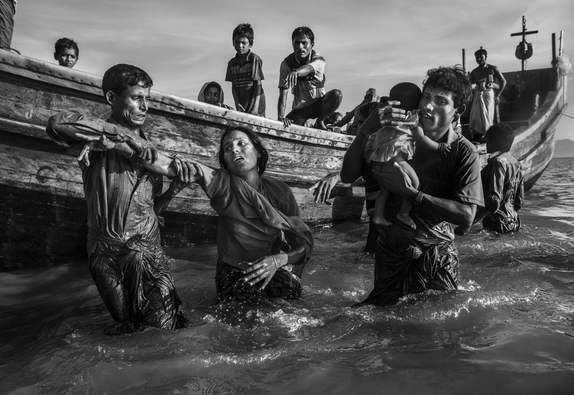 © Kevin Frayer (Getty Images), "Rohingya Refugees Flee Into Bangladesh to Escape Ethnic Cleansing" - II miejsce w kategorii GENERAL NEWS STORIES / "Operacje oczyszczania" przeciwko muzułmanom Rohingya w Birmie prowadzone przez armię birmańską doprowadziły do ucieczki do Bangladeszu setek tysięcy uchodźców. Wielu zginęło podczas próby. W Bangladeszu uchodźcy przebywali w prowizorycznych osiedlach.