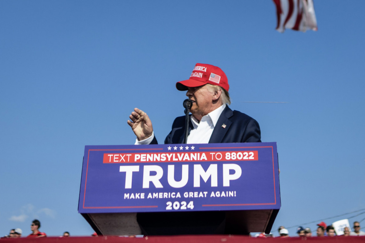 Fot. Doug Mills, The New York Times, Pulitzer Prize in Breaking News Photography 2025<br></br><br></br>Zdjęcie przedstawia kulę przelatującą obok głowy Trumpa, niezwykły obraz, który uchwycił dokładny moment zagrożenia w być może najbardziej dramatycznym dniu niezwykłego roku politycznego. Michael Harrigan, emerytowany agent specjalny FBI, który spędził 22 lata w biurze, potwierdził, że obraz wydaje się być torem pocisku. „To absolutnie może pokazywać przemieszczenie powietrza spowodowane pociskiem” - powiedział Harrigan. „Biorąc pod uwagę okoliczności, jeśli to nie pokazuje drogi pocisku w powietrzu, nie wiem, co innego mogłoby to być”.