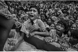 © Kevin Frayer (Getty Images), "Rohingya Refugees Flee Into Bangladesh to Escape Ethnic Cleansing" - II miejsce w kategorii GENERAL NEWS STORIES / "Operacje oczyszczania" przeciwko muzułmanom Rohingya w Birmie prowadzone przez armię birmańską doprowadziły do ucieczki do Bangladeszu setek tysięcy uchodźców. Wielu zginęło podczas próby. W Bangladeszu uchodźcy przebywali w prowizorycznych osiedlach.