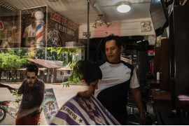 fot. Marco Garro, "Silenced Crimed", Pulitzer Center, najlepszy projekt multimedialny w regionie Ameryki Południowej / World Press Photo 2024<br></br><br></br>Ten skrupulatnie zbadany raport internetowy zbiera nieopowiedziane historie prześladowań osób LGBTQI+ w peruwiańskiej Amazonii. W latach 1980-2000 lewicowe rewolucyjne grupy rebelianckie, takie jak Shining Path i Tupac Amaru Revolutionary Movement (MRTA), terroryzowały, torturowały i mordowały członków społeczności LGBTQI+ w regionach Loreto, Ucayali i San Martin. Chociaż raport peruwiańskiej rządowej Komisji Prawdy i Pojednania z 2003 r. odnotowuje systematyczną przemoc powodowaną przez te grupy polityczne, nie ma w nim żadnego potwierdzenia obrażeń i naruszeń praw człowieka, których doświadczyła społeczność LGBTQI+.