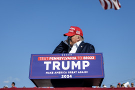 Fot. Doug Mills, The New York Times, PulitzerPrize in Breaking News Photography 2025<br></br><br></br>Ułamek chwili później Trump zareagował na ukłucie pocisku, który przeszył jego ucho i instynktownie podniósł prawą rękę.