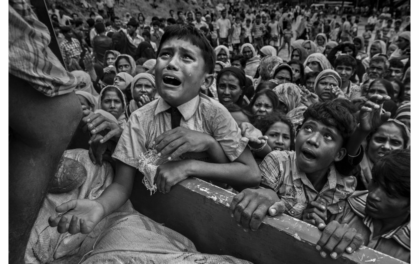 © Kevin Frayer (Getty Images), Rohingya Refugees Flee Into Bangladesh to Escape Ethnic Cleansing - II miejsce w kategorii GENERAL NEWS STORIES / Operacje oczyszczania przeciwko muzułmanom Rohingya w Birmie prowadzone przez armię birmańską doprowadziły do ucieczki do Bangladeszu setek tysięcy uchodźców. Wielu zginęło podczas próby. W Bangladeszu uchodźcy przebywali w prowizorycznych osiedlach.