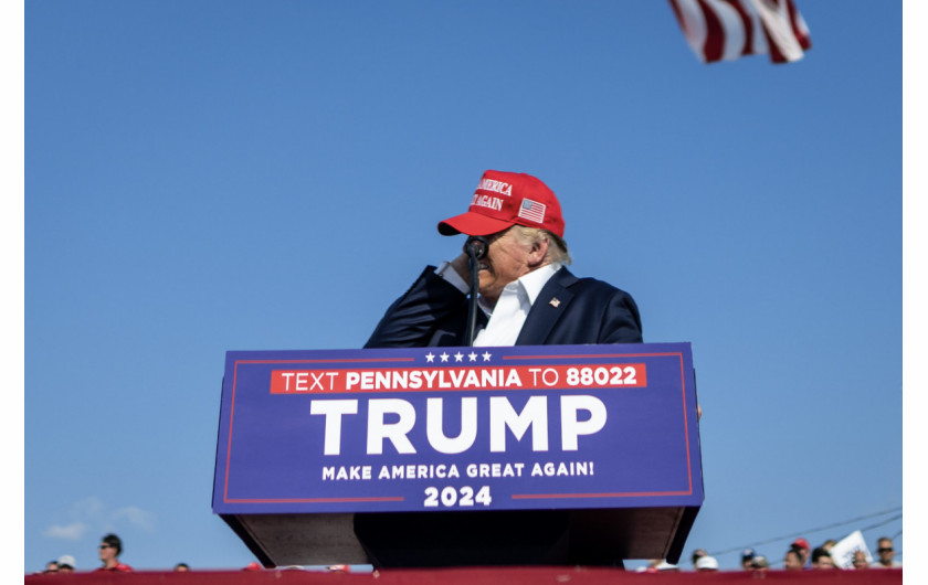 Fot. Doug Mills, The New York Times, PulitzerPrize in Breaking News Photography 2025Ułamek chwili później Trump zareagował na ukłucie pocisku, który przeszył jego ucho i instynktownie podniósł prawą rękę.