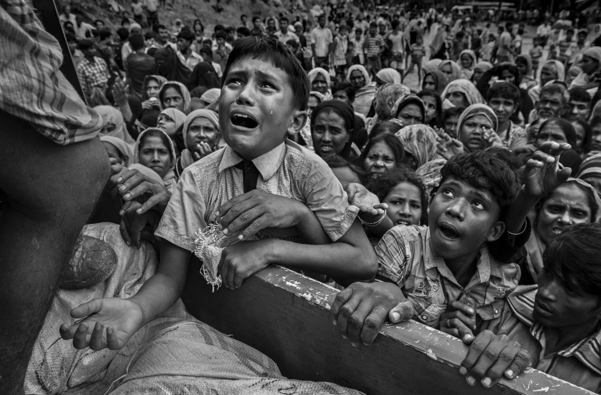 © Kevin Frayer (Getty Images), "Rohingya Refugees Flee Into Bangladesh to Escape Ethnic Cleansing" - II miejsce w kategorii GENERAL NEWS STORIES / "Operacje oczyszczania" przeciwko muzułmanom Rohingya w Birmie prowadzone przez armię birmańską doprowadziły do ucieczki do Bangladeszu setek tysięcy uchodźców. Wielu zginęło podczas próby. W Bangladeszu uchodźcy przebywali w prowizorycznych osiedlach.