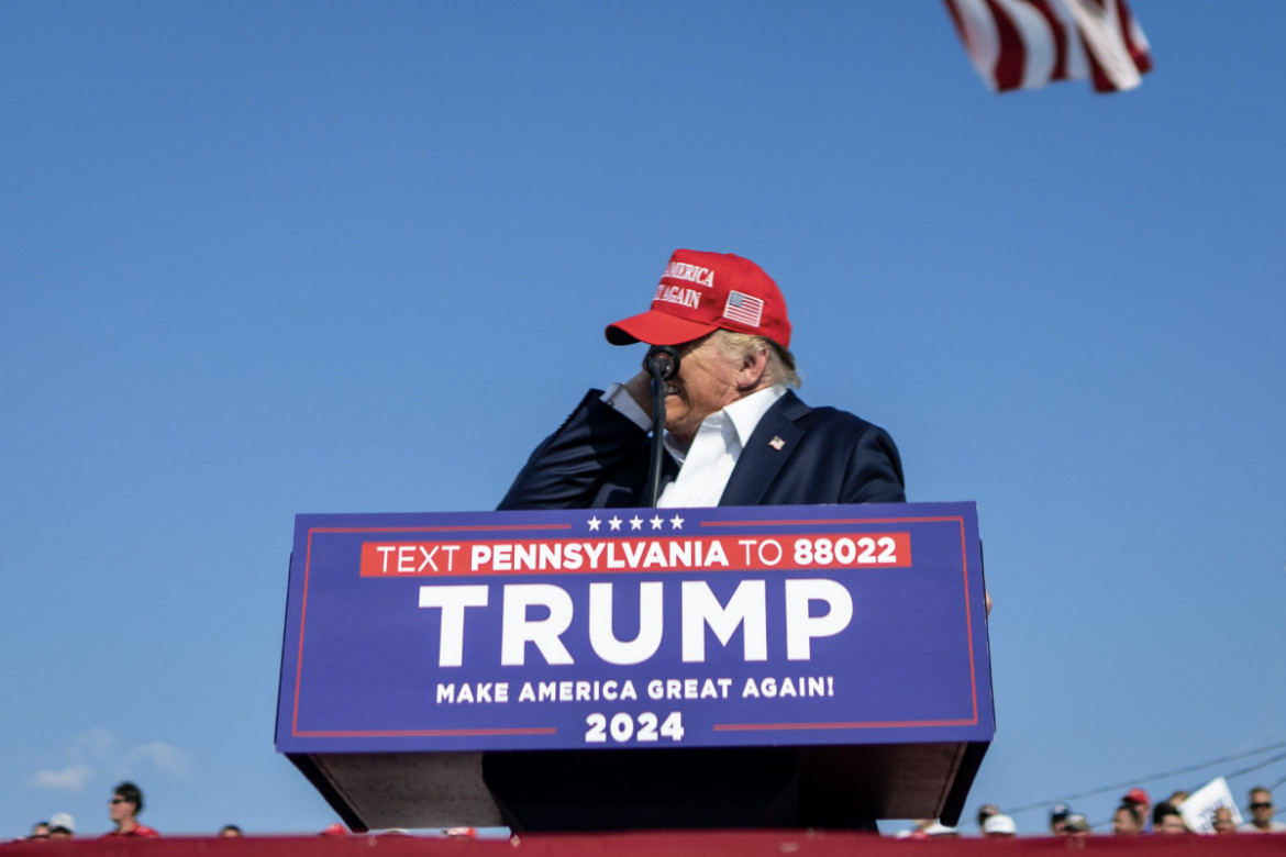 Fot. Doug Mills, The New York Times, PulitzerPrize in Breaking News Photography 2025<br></br><br></br>Ułamek chwili później Trump zareagował na ukłucie pocisku, który przeszył jego ucho i instynktownie podniósł prawą rękę.