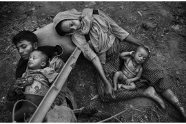 © Kevin Frayer (Getty Images), "Rohingya Refugees Flee Into Bangladesh to Escape Ethnic Cleansing" - II miejsce w kategorii GENERAL NEWS STORIES / "Operacje oczyszczania" przeciwko muzułmanom Rohingya w Birmie prowadzone przez armię birmańską doprowadziły do ucieczki do Bangladeszu setek tysięcy uchodźców. Wielu zginęło podczas próby. W Bangladeszu uchodźcy przebywali w prowizorycznych osiedlach.