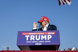 Fot. Doug Mills, The New York Times, Pulitzer Prize in Breaking News Photography 2025<br></br><br></br>Trump cofnął rękę, odsłaniając krew z rany.
