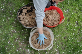 Fot. Marcin Urbanowicz, ,,Falko”. Fundacja Falko i Przyjaciele w Wierzbiu ratuje chore konie i porzucone psy. Działa dzięki zbiórkom internetowym, jednak stale brakuje środków na leczenie i utrzymanie zwierząt. Malwina Sobolewska wraz ze schorowaną matką i kilkoma wolontariuszami opiekuje się obecnie dziesięcioma końmi i jedenastoma psami.<br></br><br></br>2. nagroda w kat. Documentary Project / Grand Press Photo 2025