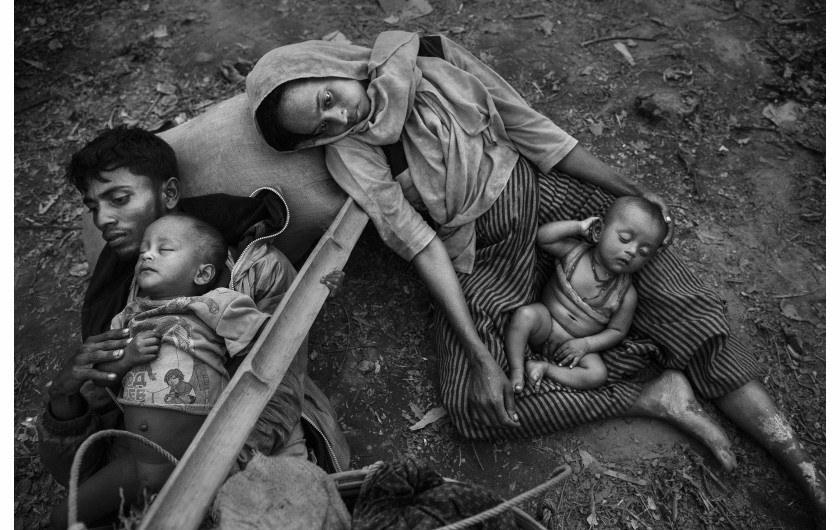 © Kevin Frayer (Getty Images), Rohingya Refugees Flee Into Bangladesh to Escape Ethnic Cleansing - II miejsce w kategorii GENERAL NEWS STORIES / Operacje oczyszczania przeciwko muzułmanom Rohingya w Birmie prowadzone przez armię birmańską doprowadziły do ucieczki do Bangladeszu setek tysięcy uchodźców. Wielu zginęło podczas próby. W Bangladeszu uchodźcy przebywali w prowizorycznych osiedlach.