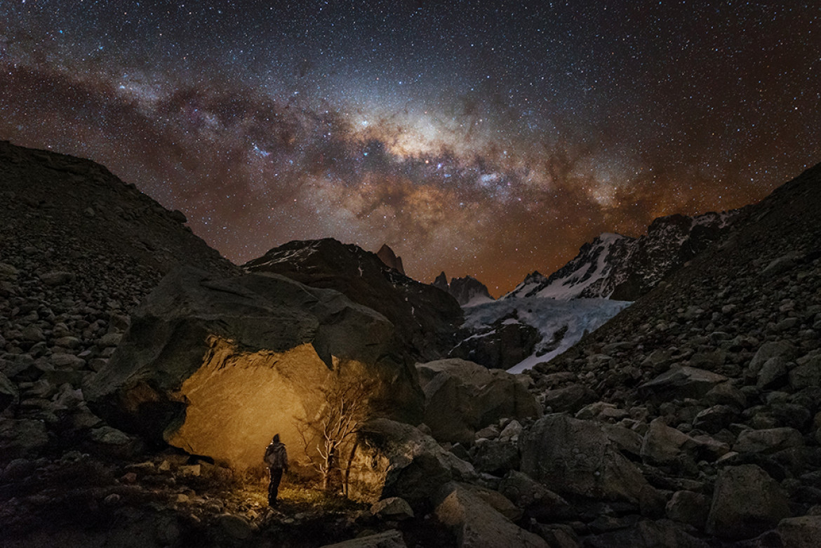 Yuri Zvezdny - I miejsce w kategorii "People and Space", zdjęcie przedstawia gwiaździste niebo nad lodowcem White Stones w parku narodowym Los Glaciares (Argentyna)