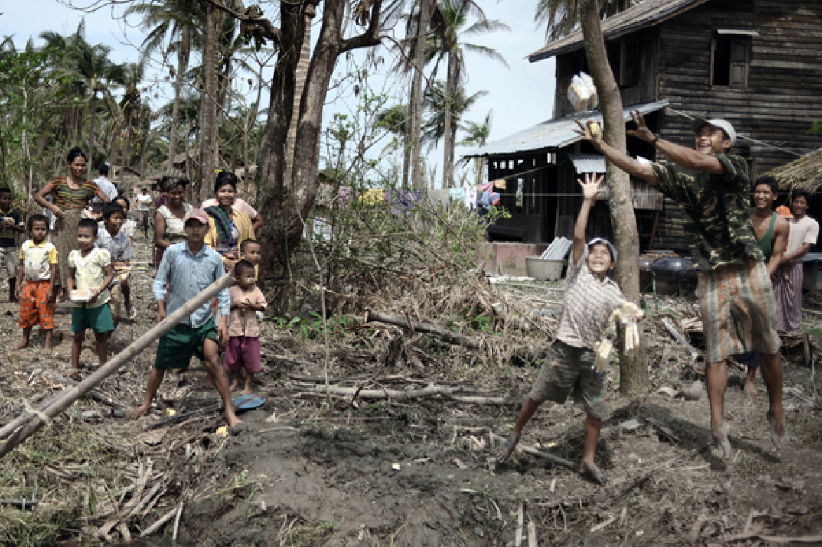 3. nagroda w kategorii Wydarzenia ogólne (reportaż): Olivier Laban Mattei, Francja, Agence France-Presse, Nastepstwa cyklonu Myanmar (Birma), maj